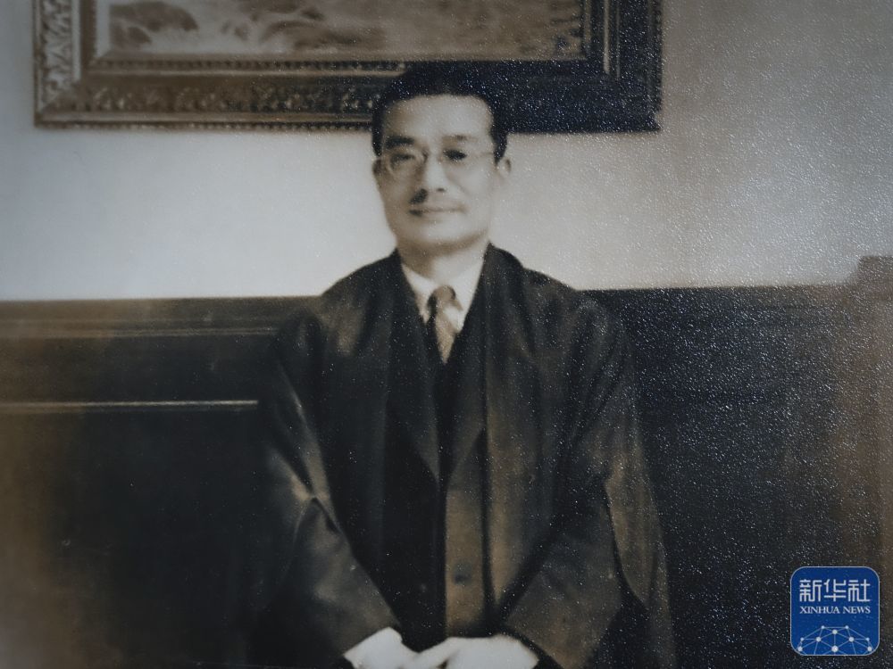 东京审判期间，梅汝璈身着法袍留影（翻拍照片）。