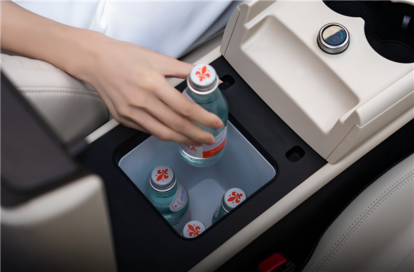 比亚迪秦L EV内饰官图发布:前备箱、怀挡、小冰箱统统安排上