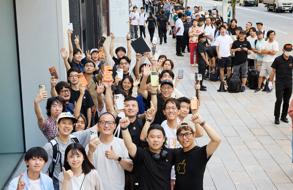 顾客在 Apple 银座零售店外大排长龙。