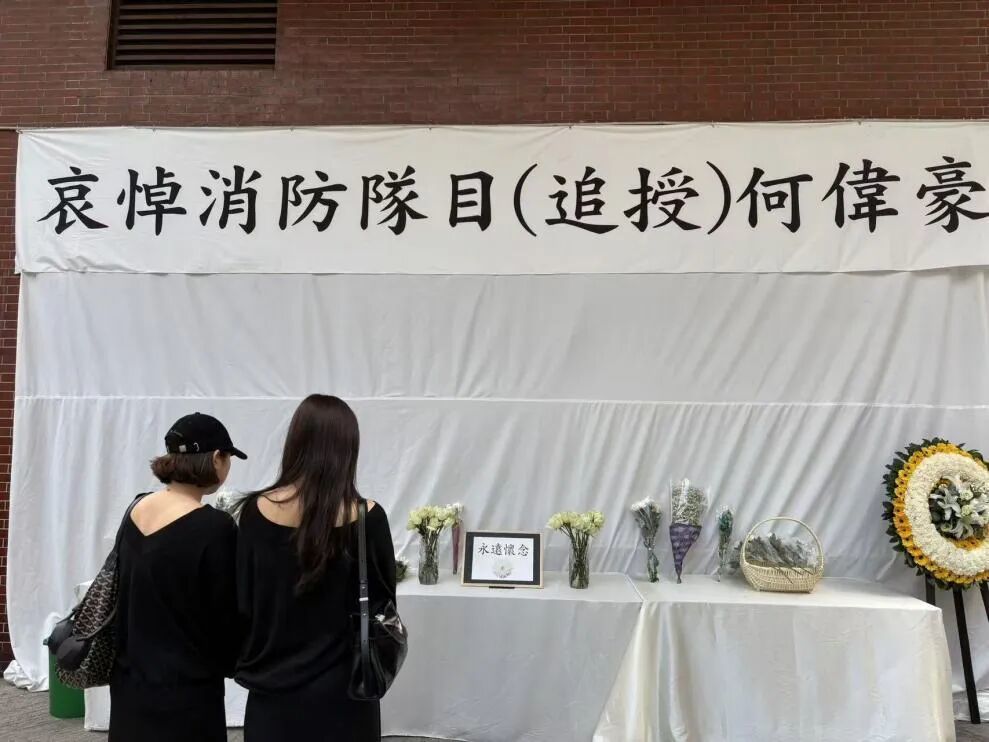 ◎ 世界殡仪馆外设公众悼念处,市民自发前来哀悼