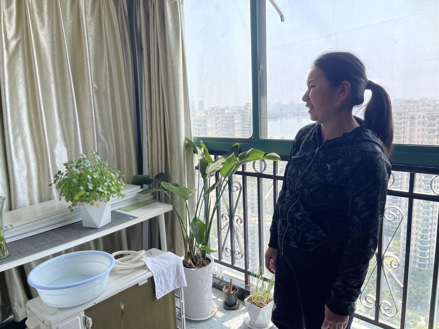 ▲看着儿子曾经的工作台,小锐妈妈心如刀绞