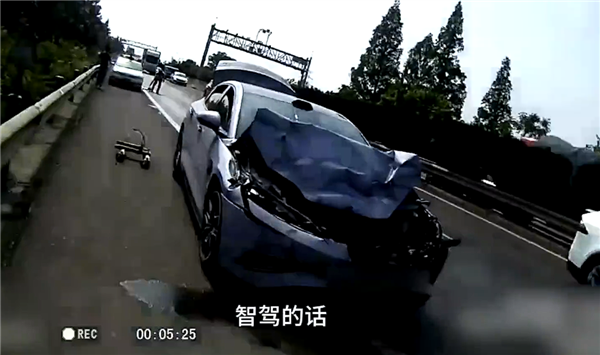时速112km/h直怼大货车 司机:我开了智驾但AEB没生效