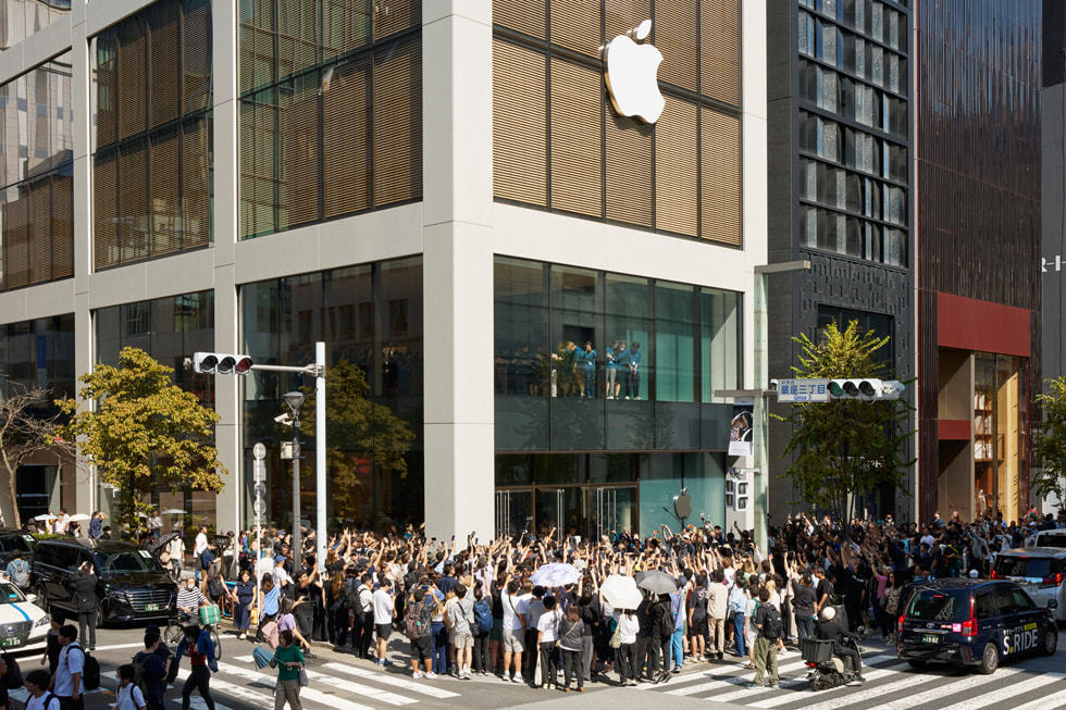 Apple 银座零售店外的大批顾客。