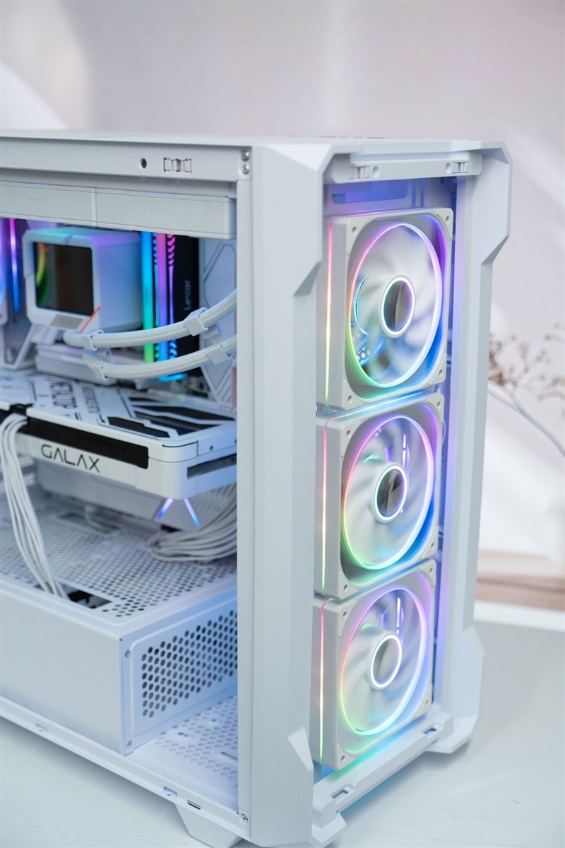影驰RTX 5060 Ti金属大师白金版16GB MAX OC评测:DLSS 4加持4K游戏轻松流畅 纯白设计完美匹配影驰全家桶
