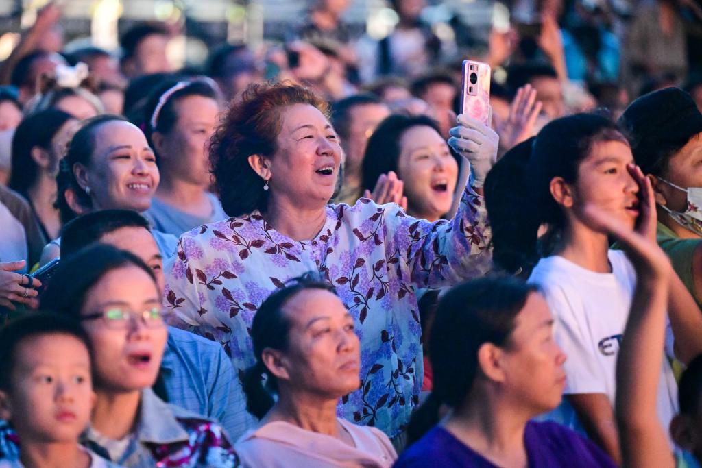 8月3日，观众在新疆克拉玛依市观看2025新疆“丝绸之路”街舞展演活动。新华社记者丁磊 摄