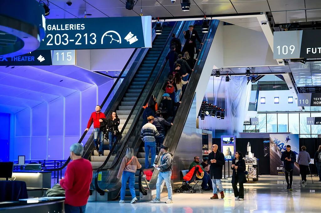 当地时间11月14日,华盛顿特区,美国联邦政府停摆结束后,史密森尼国家航空航天博物馆恢复开放。图/视觉中国