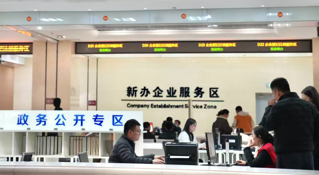 11月10日，太原市行政审批服务管理局办事大厅里迎来众多企业代表咨询和办事。 澎湃新闻记者 王珏玮 图