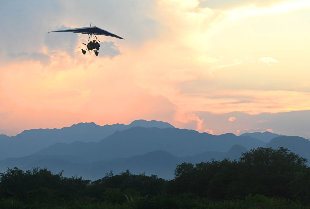 10月6日,游客在浙江省金华市武义县大斗山飞行营地乘坐动力三角翼。新华社发(张建成摄)