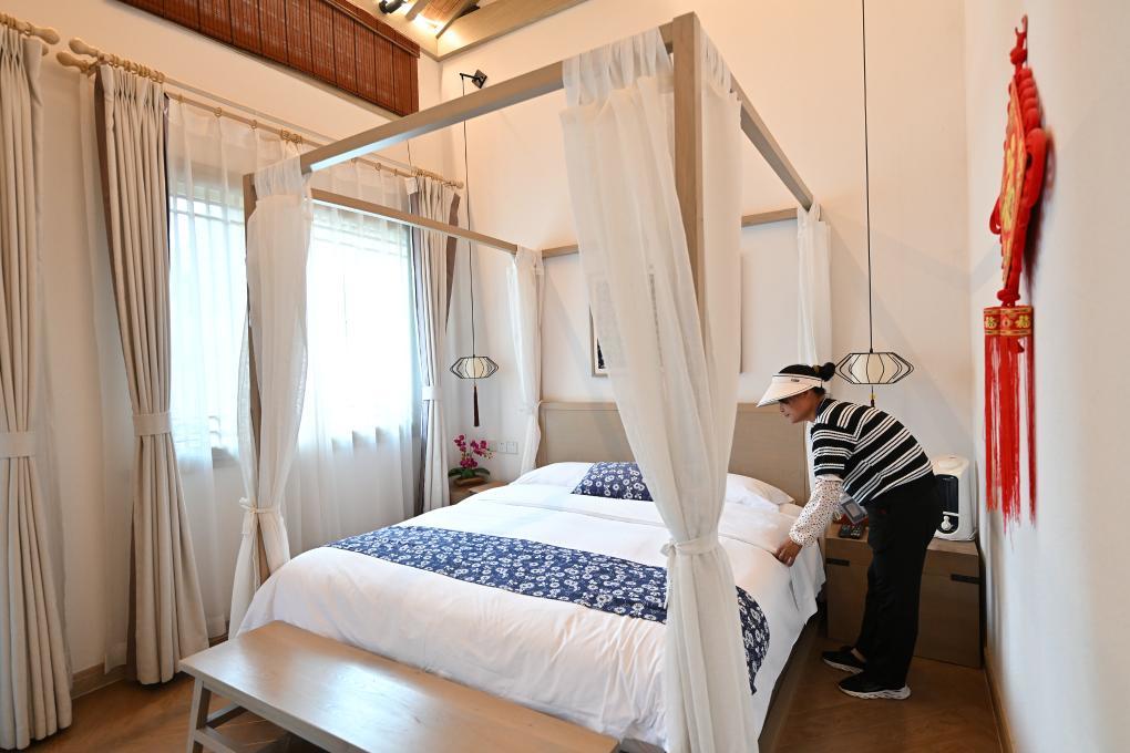 7月4日，阜平县骆驼湾村精品民宿的工作人员在整理房间。新华社记者 李鑫 摄