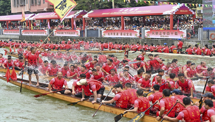 龙舟竞渡迎端午