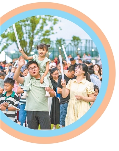 安徽省芜湖市峨山镇的繁昌人民体育公园内，人们在观看音乐节表演。  　　肖本祥摄（人民视觉）