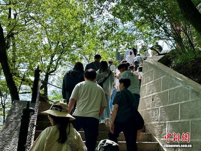 图为台青们沿蜿蜒石阶拾级而上 王牧雨 摄