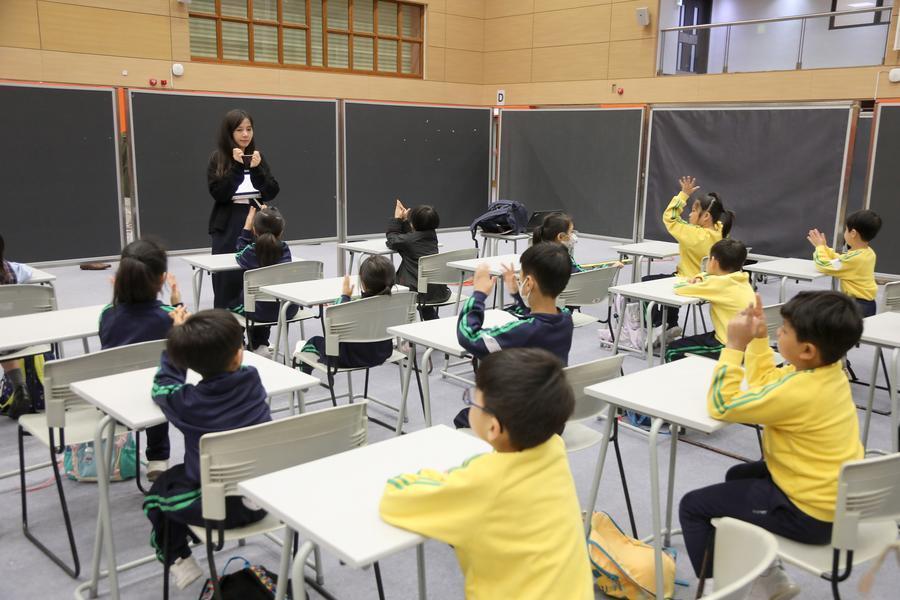 12月4日，学生们在香港教育大学临时支援中心上课。 新华社发 （香港教育大学供图）