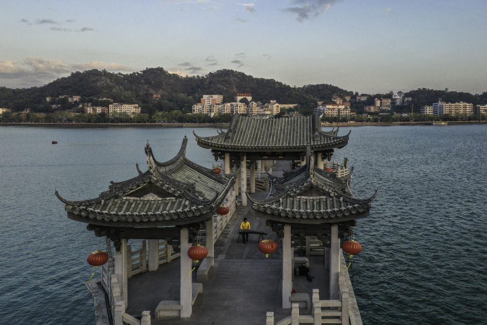 位于潮州市的广济桥，是中国四大古桥之一，有着“梁桥、浮桥、拱桥相结合”的独特风格，被誉为“世界上最早的启闭式桥梁”，造型古朴典雅。