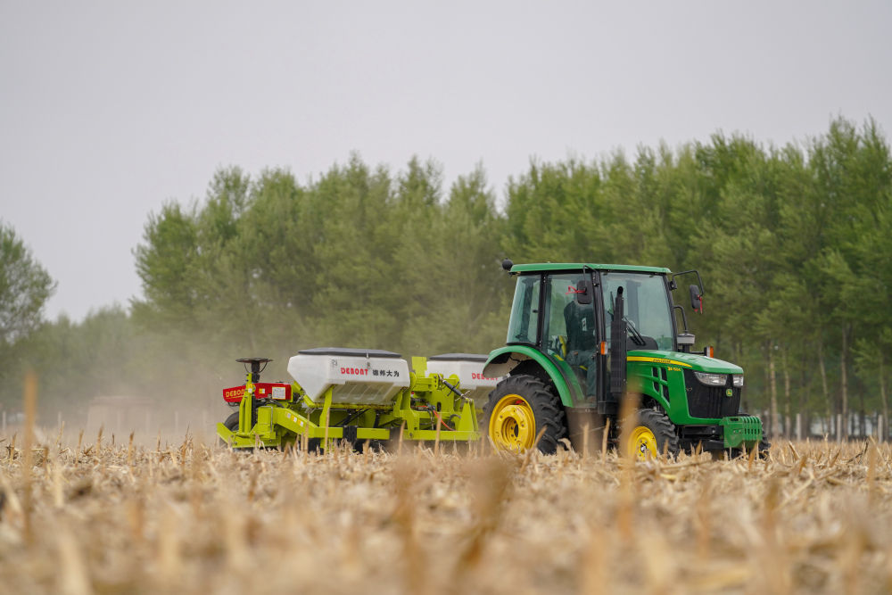 经过多年试验和推广，东北逐步形成以秸秆覆盖、少耕免耕为特点的吉林“梨树模式”等多种行之有效的保护性耕作模式。这是2020年5月7日，吉林省四平市梨树县的农民驾驶免耕播种机播种玉米。