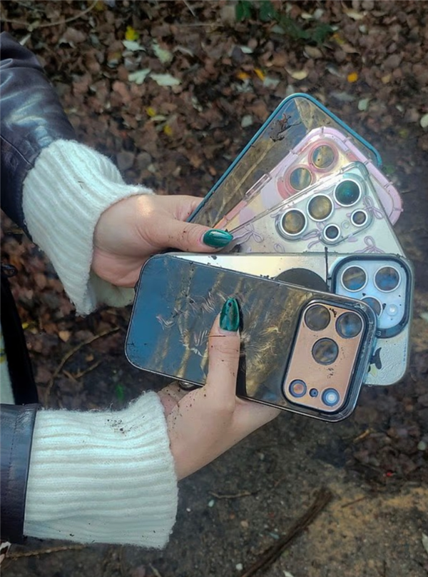 女子手机伦敦被抢 靠定位从地下挖出来5部手机