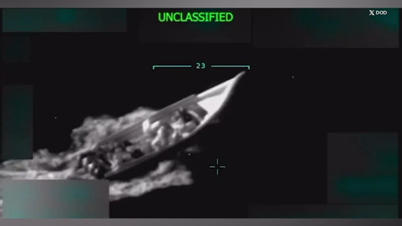 特朗普此前发布的美军在加勒比海打击“运毒船”的画面 社媒截图