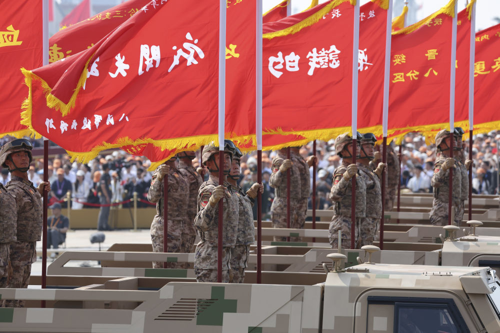 9月3日，纪念中国人民抗日战争暨世界反法西斯战争胜利80周年大会在北京隆重举行。这是战旗方队接受检阅。新华社记者 杨磊 摄