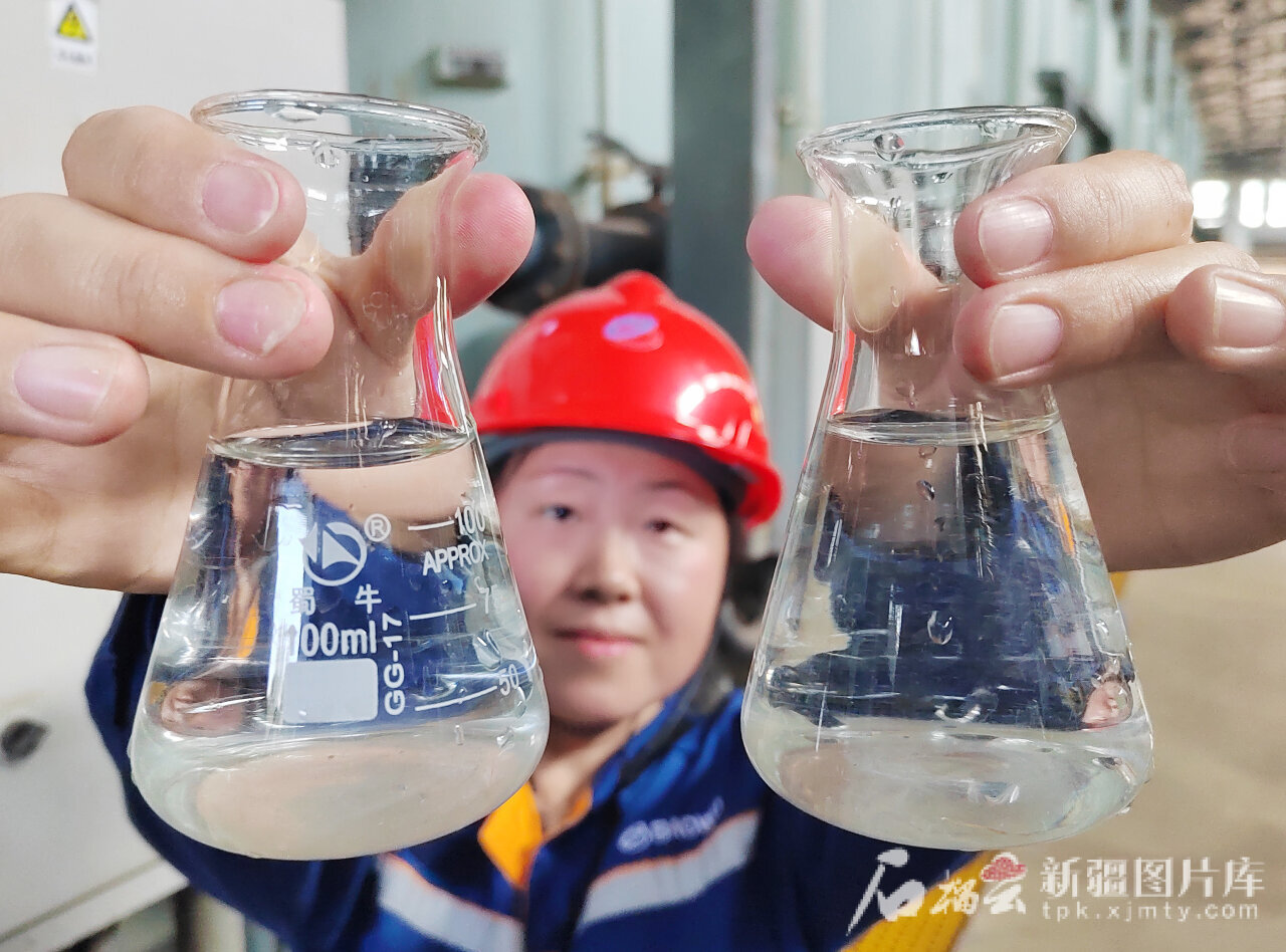8月9日,新疆八一钢铁集团有限公司废水作业区化验员展示深度处理之后的水。