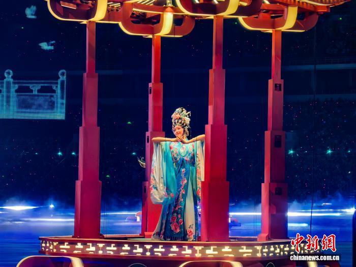 11月9日，第十五屆全國運動會開幕式在廣州舉行。圖為《彩雲追月》表演現場。　中新社記者 張璐 攝