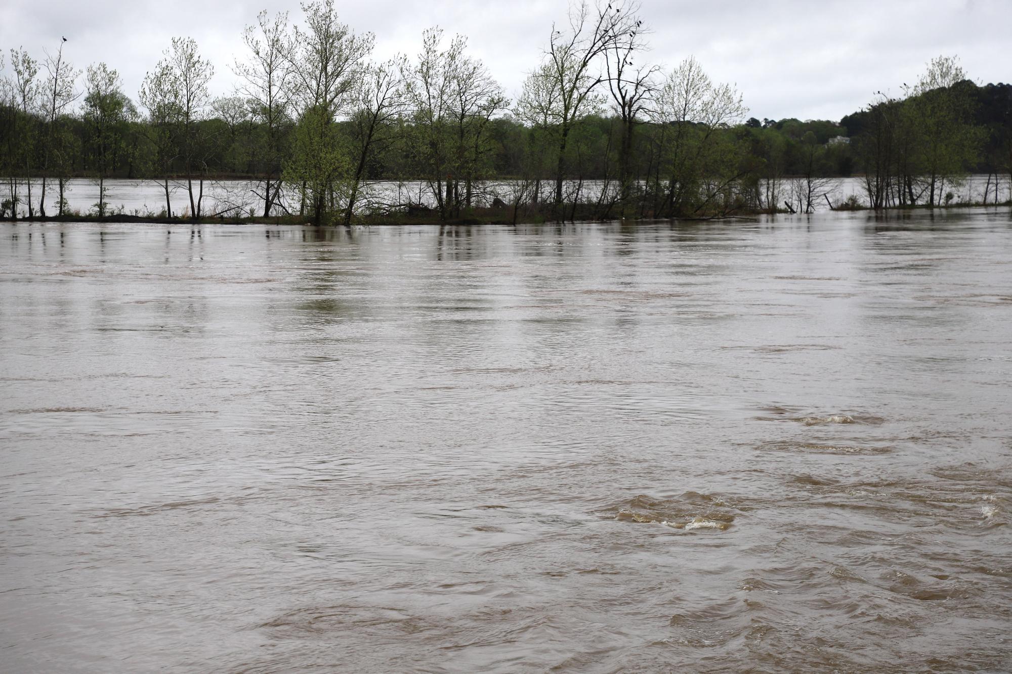 恶劣天气导致美国至少18人丧生_凤凰网