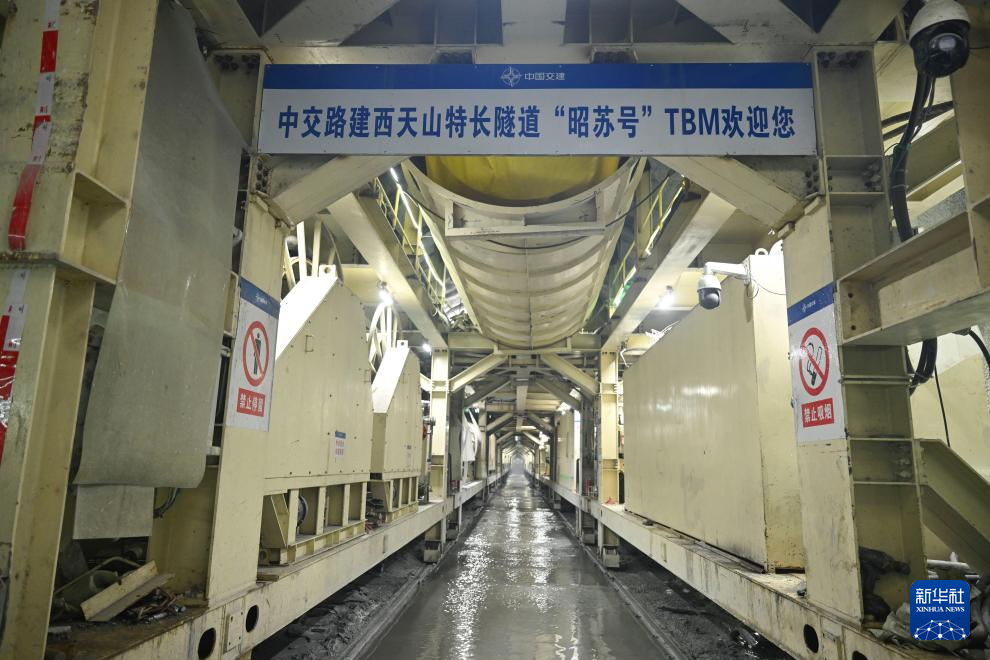 这是10月5日拍摄的昭温公路西天山特长隧道平导洞内景。新华社记者 胡虎虎 摄