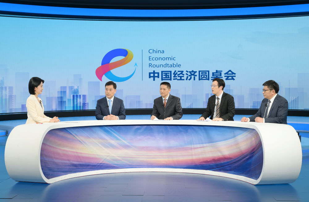 这是第十二期“中国经济圆桌会”大型全媒体访谈节目录制现场。新华社记者 李贺 摄
