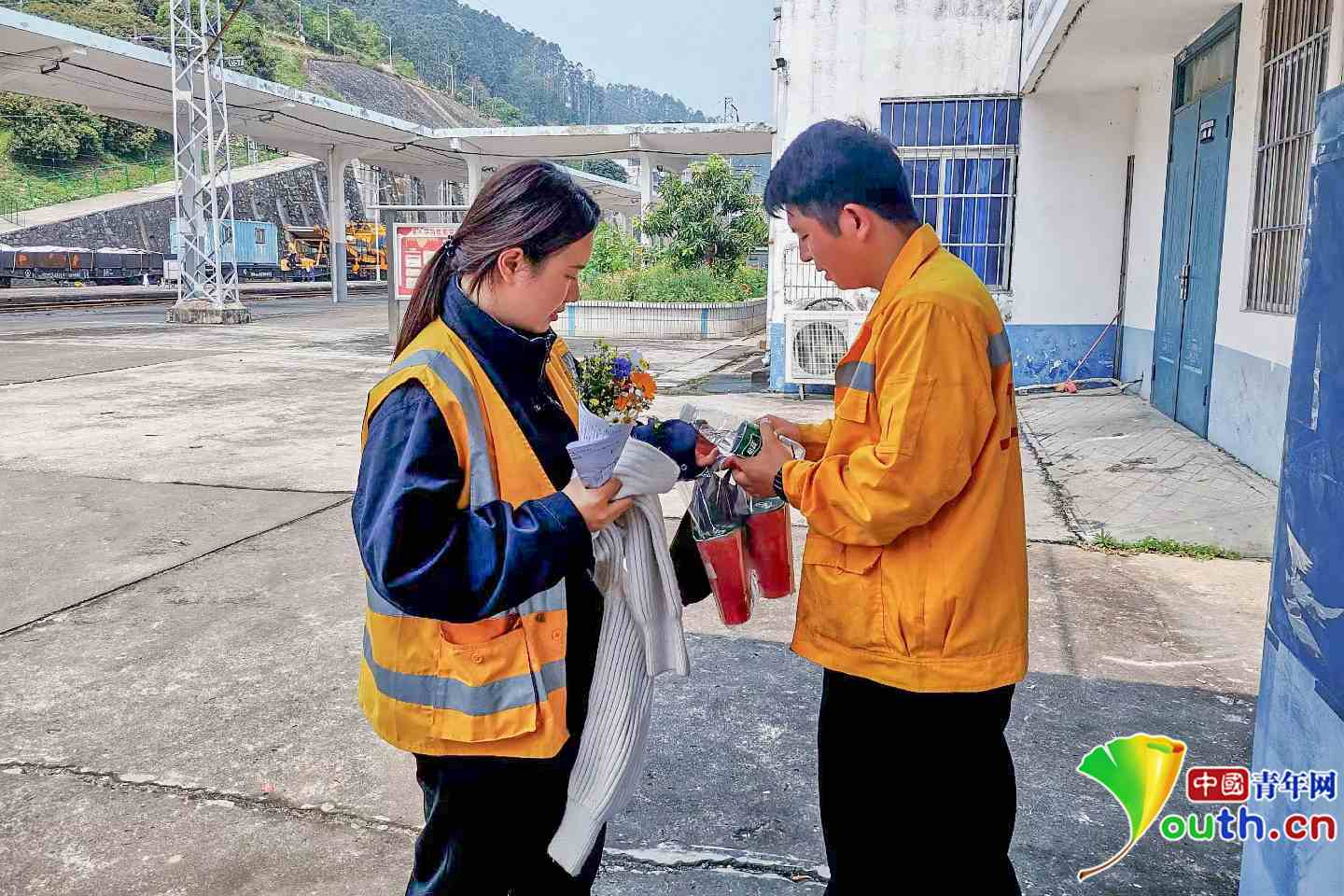 佘建華在下班后給羅笛送上鮮花和奶茶。中國青年網(wǎng)通訊員 童威維 攝