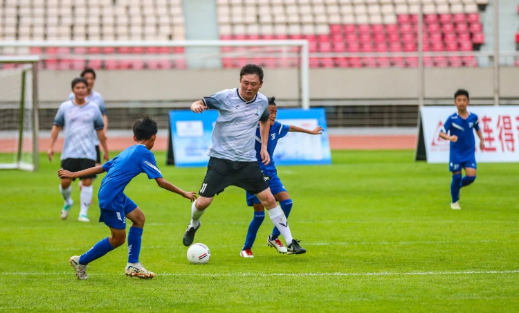 2024年7月,首届“海选未来杯”全国青少年足球邀请赛开幕式上,孙继海与小球员踢球。据“金普发布”