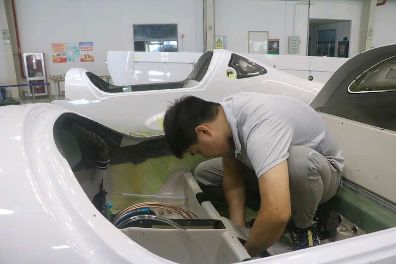 祁晨昊在机身内进行装配作业。中青报&middot;中青网记者 王海涵/摄