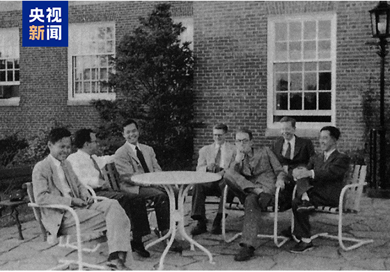 △1952年秋杨振宁等物理学家于普林斯顿高等研究院(左起:杨振宁、派斯、李政道、斯诺、爱德华兹、沃德、南部阳一郎)