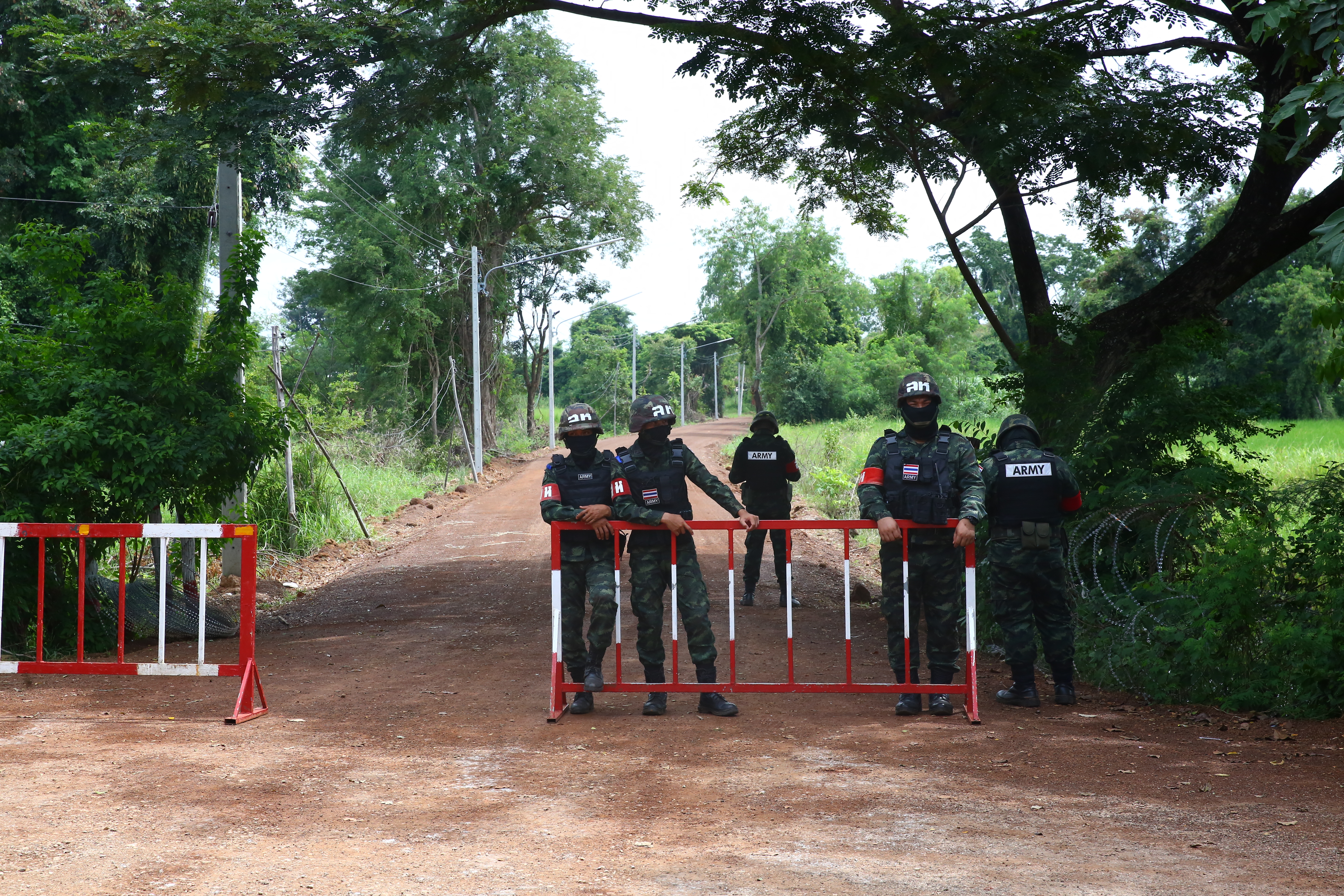 10月9日,士兵在泰国沙缴府紧邻泰柬边境的班农禅村警戒。新华社记者孙玮彤摄