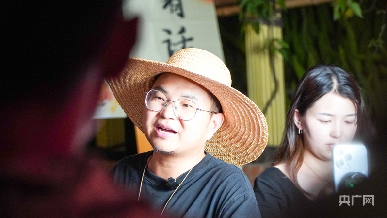 知名“三农”主播曲靖老村长正在老街直播（央广网记者 魏文青 摄）