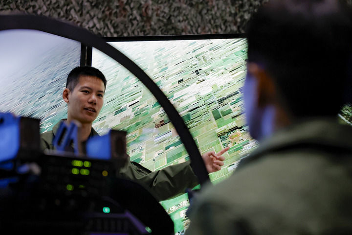 ↑空军航空兵某旅飞行员在进行模拟训练（2025年11月2日摄）。新华社发（谭巳成 摄）