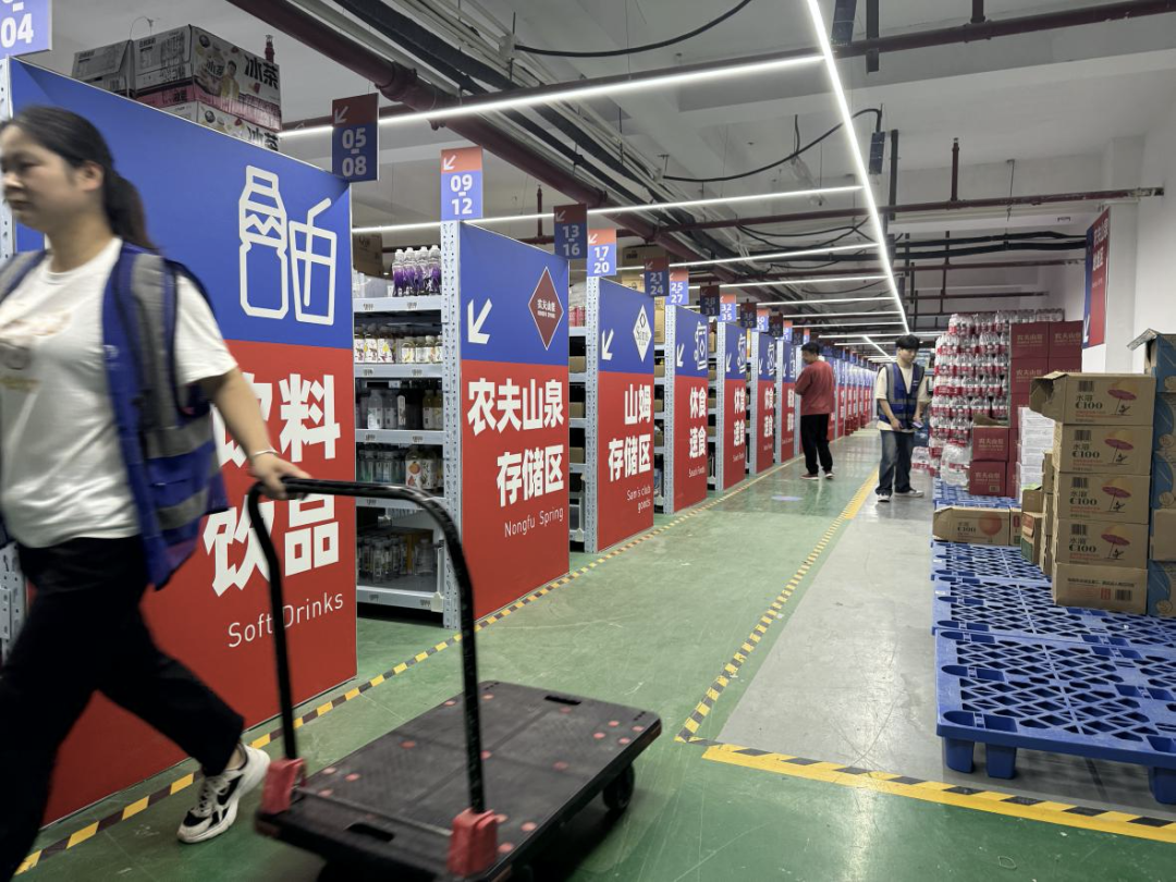 海蓝仓仓内布局,分区清晰,商品被整齐摆放;受访者供图