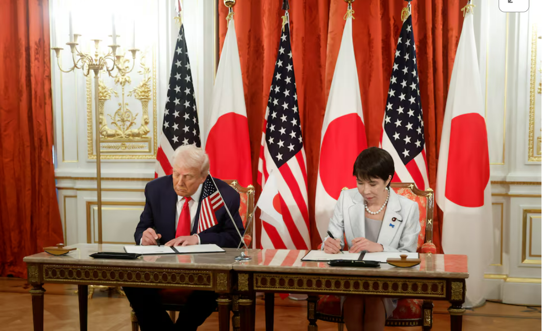 ▲28日,特朗普(左)和高市早苗在日本东京赤坂离宫国宾馆签署了关于实施美日贸易协议的文件(图源:路透社)