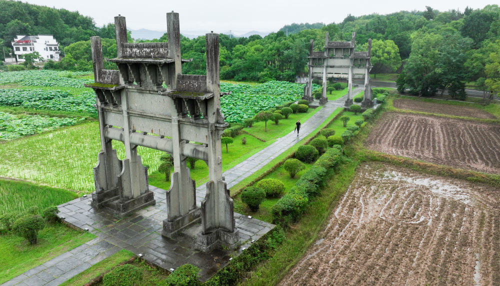 6月19日,周虎在位于歙县的全国重点文物保护单位棠樾牌坊群巡查。