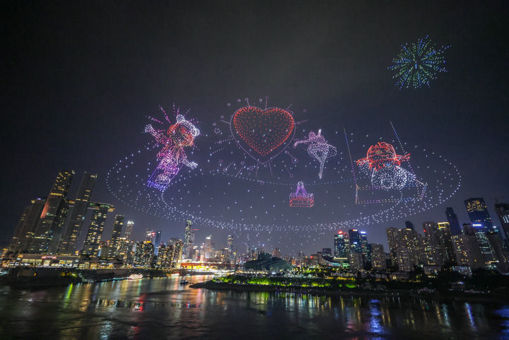 2025年6月17日晚在重庆拍摄的无人机灯光秀表演。新华社记者 黄伟 摄