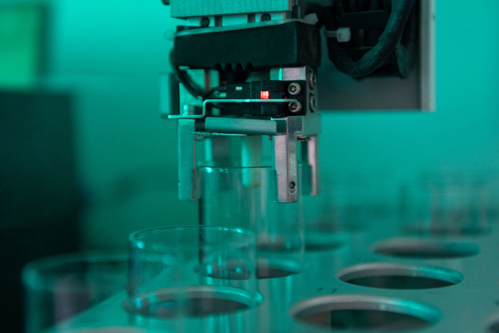 2025年6月18日，在黑龙江省双鸭山市的中国水稻研究所北方水稻研究中心，科研人员操控土壤有机质分析机器人分析黑土中的有机质含量。