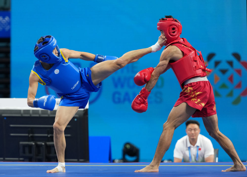 8月12日，中国选手唐思硕（左）在武术男子散打56公斤金牌赛中。新华社记者 徐速绘 摄
