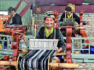 西藏山南市乃东民族哗叽手工编织专业合作社内，村民们正在编织纯手工的泽帖尔。本报记者 李丹阳摄/光明图片