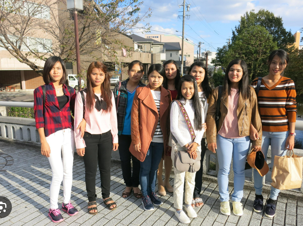 〓 在日缅甸人技能实习生们。她们声称自己像奴隶一样工作,每周工作时长高达100小时,每个月工资却只有6万日元(约人民币3000元)。