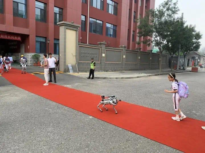 开学第一天，与人工智能“SAY HI”——北京移动与北京育才学校小学部合作开展人工智能公开课_凤凰网
