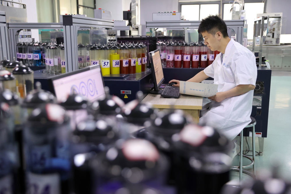 研发人员在深沪镇一家内衣企业的实验室里工作。新华社发