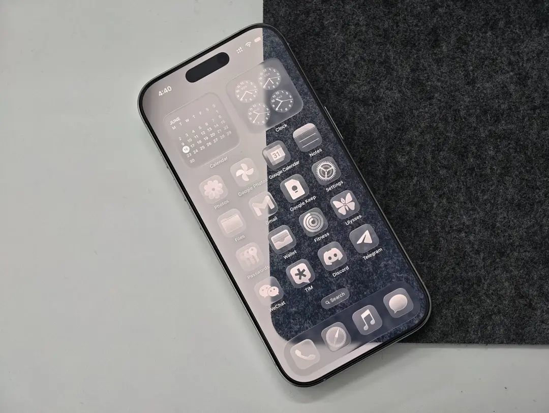 我在苹果的液态玻璃里,看到了未来十年的 iPhone|硬哲学