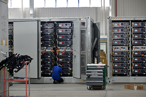 9月28日,湖北宜昌,楚能新能源(宜昌)锂电池产业园工人在生产车间装配储能集装箱。 视觉中国