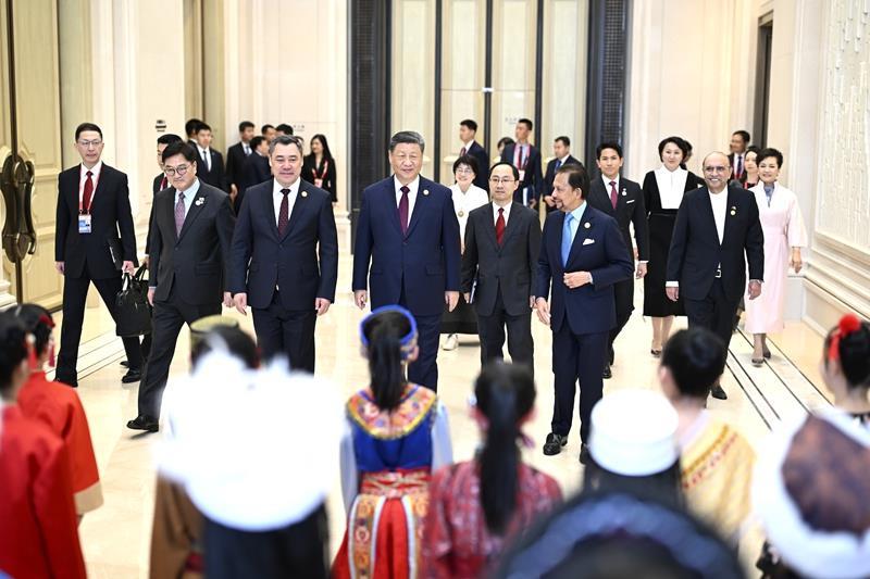 △2025年2月7日，习近平主席和夫人彭丽媛在黑龙江哈尔滨市举行宴会，欢迎来华出席哈尔滨第九届亚洲冬季运动会开幕式的国际贵宾。