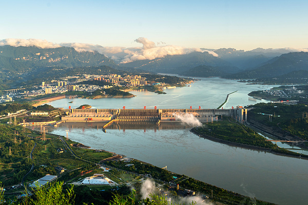 三峡工程建设旧照和今貌