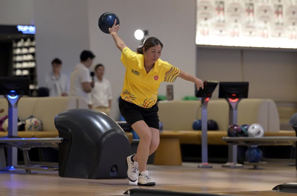 2025年8月11日，香港队选手陈淑娴在香港备战第十五届全运会群众比赛保龄球项目。新华社发（卢炳辉摄）