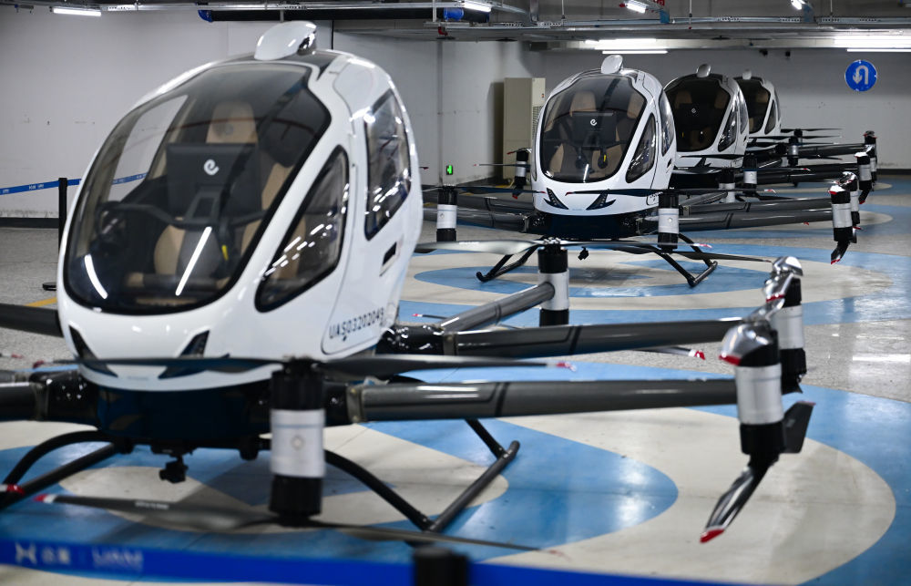 7月2日，在合肥骆岗公园，几架电动垂直起降飞行器（eVTOL）停放在充电机库中。新华社记者周牧摄